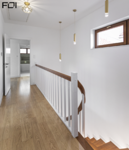 ciemne drewno w aranżacji wnętrza domu