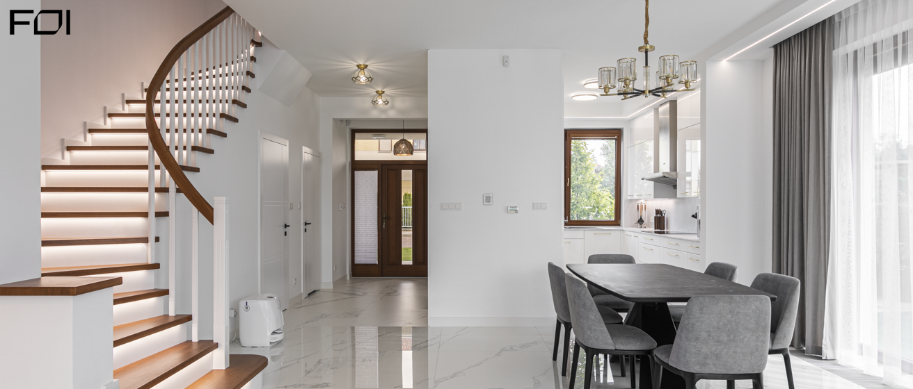 Dom z elegancką zabudową stolarską i drewnianymi akcentami