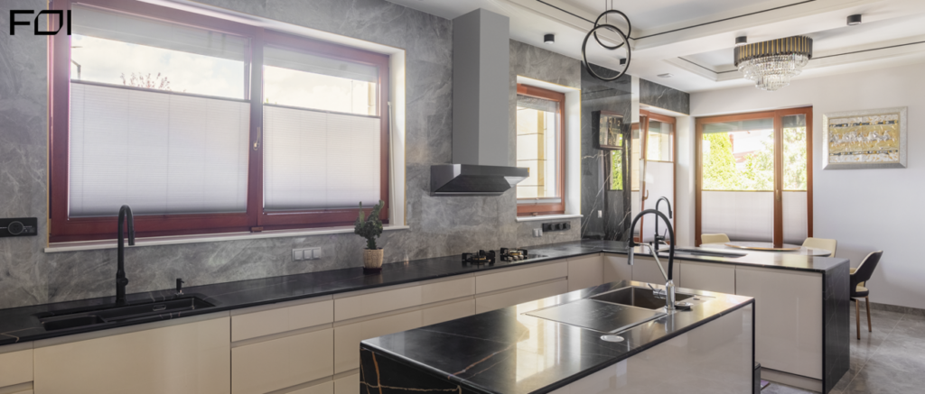 Nowoczesna kuchnia z wyspą w domu w stylu azjatyckim