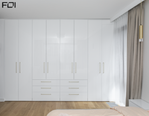 drewniana zabudowa meblowa w nowoczesnym domu