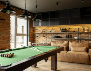 Industrialne wnętrze z cegłą dekoracyjną – kompleksowa realizacja pod klucz