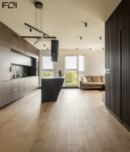 Strefa dzienna z kuchnią i wyspą – realizacja wnętrza pod klucz w stylu loftowym