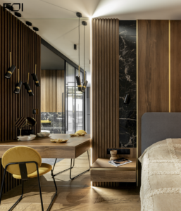 Sypialnia z zabudową stolarską i panelami drewnianymi – meble na wymiar do apartamentu