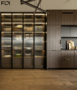 Zabudowa kuchenna na wymiar z drewnianymi frontami – kompleksowe wykończenie wnętrza