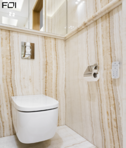 eleganckie wnętrze domu z kamienną zabudową