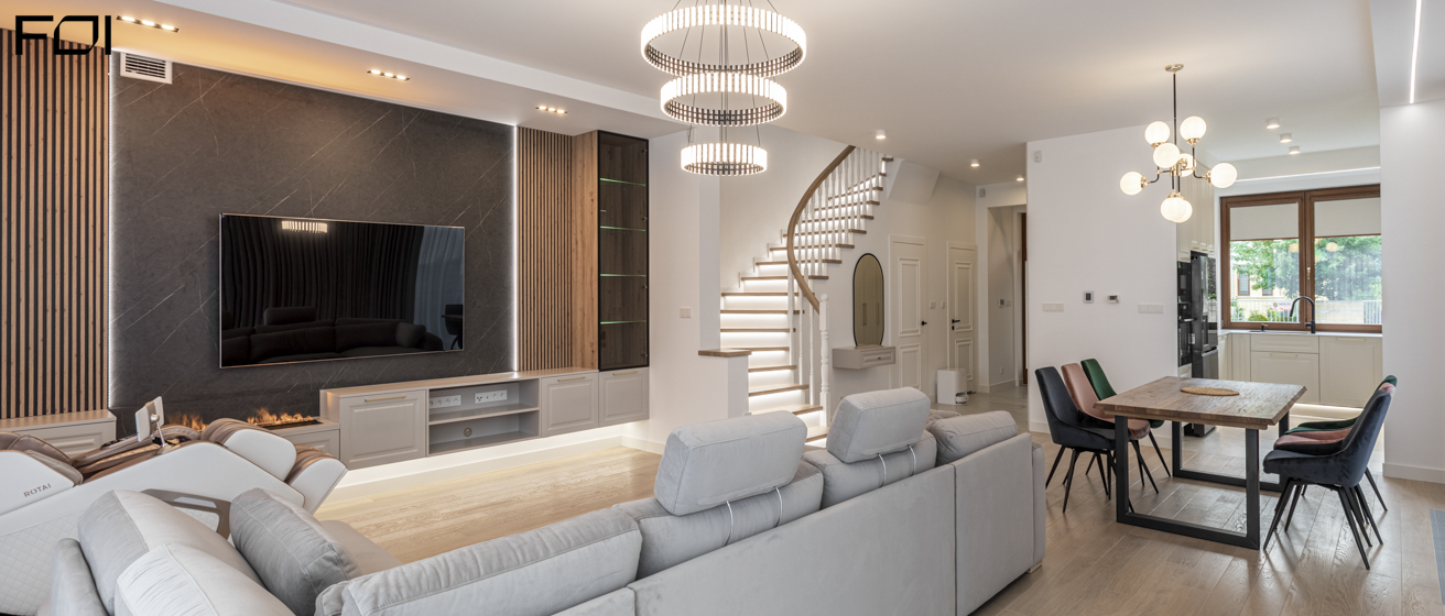 Dom wypełniony naturalnym drewnem