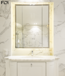 kamienna ściana w luksusowym wnętrzu domu