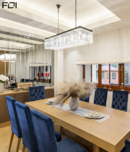 ciepłe wnętrze domu z naturalnym drewnem i elegancką stolarką