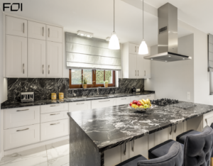 naturalny kamień w nowoczesnym domu