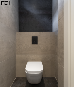 elegancka łazienka z drewnianymi akcentami realizacja wnętrza