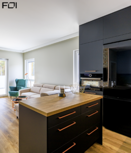 salon w apartamencie wakacyjnym nad morzem jasna aranżacja wnętrza