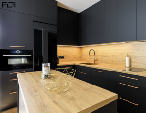 kuchnia w apartamencie nad morzem z zabudową meblową na wymiar