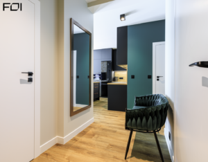 jasna strefa dzienna w apartamencie letniskowym nad morzem