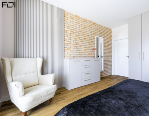 elegancka sypialnia w apartamencie nad morzem