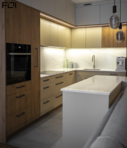 nowoczesna kuchnia w apartamencie dla czteroosobowej rodziny