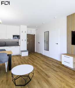 jasna przestrzeń dzienna w apartamencie wakacyjnym nad morzem